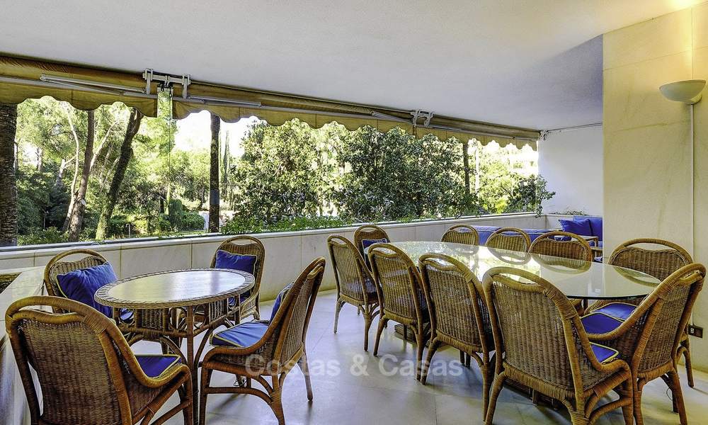 Luxe tweedelijns strandappartement te koop in een exclusief complex in het centrum van Marbella 11871