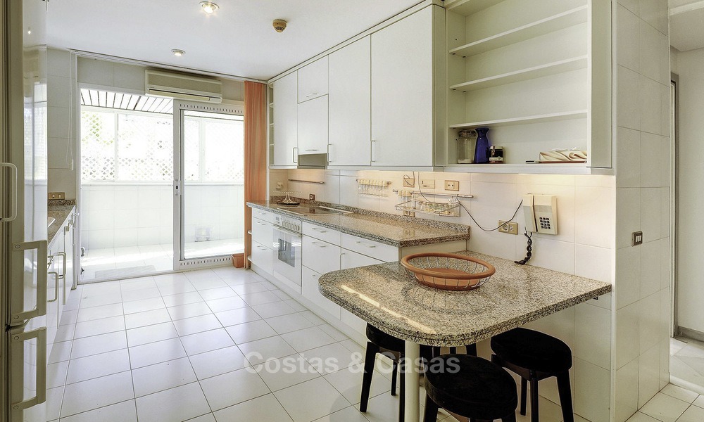 Luxe tweedelijns strandappartement te koop in een exclusief complex in het centrum van Marbella 11878