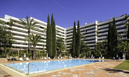 Luxe tweedelijns strandappartement te koop in een exclusief complex in het centrum van Marbella 11880