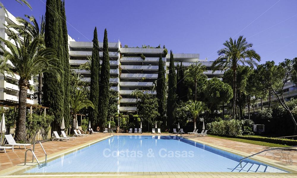 Luxe tweedelijns strandappartement te koop in een exclusief complex in het centrum van Marbella 11881