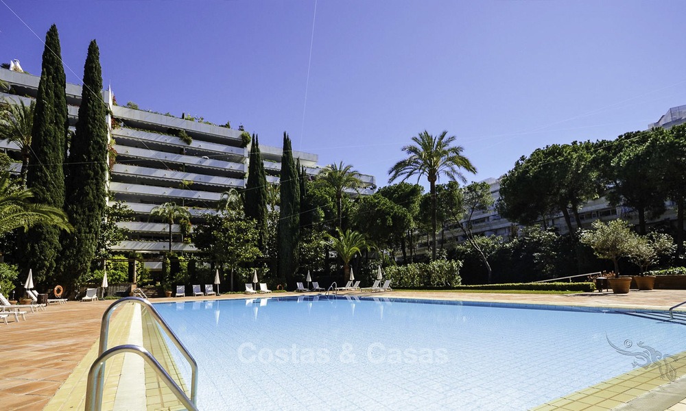 Luxe tweedelijns strandappartement te koop in een exclusief complex in het centrum van Marbella 11882