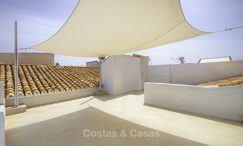Gezellig gerenoveerd huis te koop in een eerstelijn strandurbanisatie op de New Golden Mile, Estepona - Marbella 12011