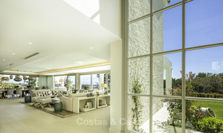 Prestigieuze luxe villa op een uitzonderlijke locatie te koop, eerstelijn golf, zeezicht en instapklaar - Nueva Andalucia, Marbella 17128 