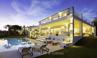 Prestigieuze luxe villa op een uitzonderlijke locatie te koop, eerstelijn golf, zeezicht en instapklaar - Nueva Andalucia, Marbella 17143 