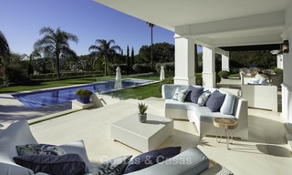 Indrukwekkende luxe villa met panoramisch zeezicht te koop in het hart van de Golf Vallei te Nueva Andalucia, Marbella 12073 