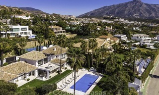 Indrukwekkende luxe villa met panoramisch zeezicht te koop in het hart van de Golf Vallei te Nueva Andalucia, Marbella 12083 