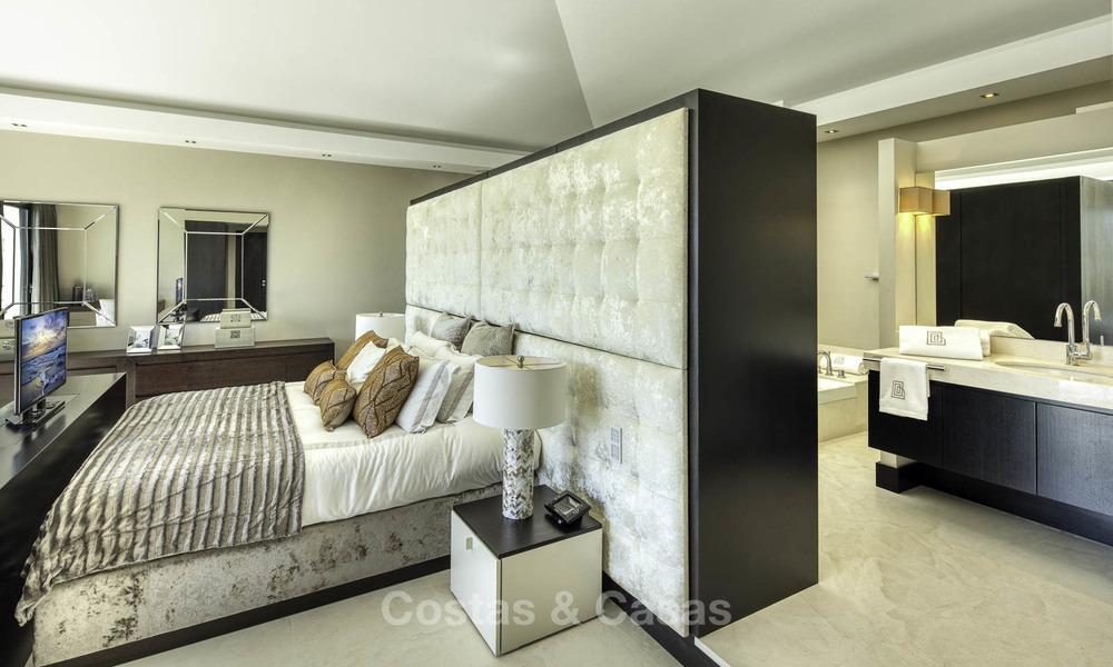 Indrukwekkende luxe villa met panoramisch zeezicht te koop in het hart van de Golf Vallei te Nueva Andalucia, Marbella 12088