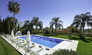 Indrukwekkende luxe villa met panoramisch zeezicht te koop in het hart van de Golf Vallei te Nueva Andalucia, Marbella 12093 