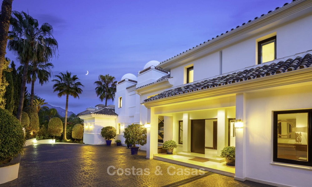 Indrukwekkende luxe villa met panoramisch zeezicht te koop in het hart van de Golf Vallei te Nueva Andalucia, Marbella 12100
