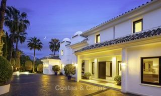 Indrukwekkende luxe villa met panoramisch zeezicht te koop in het hart van de Golf Vallei te Nueva Andalucia, Marbella 12100 