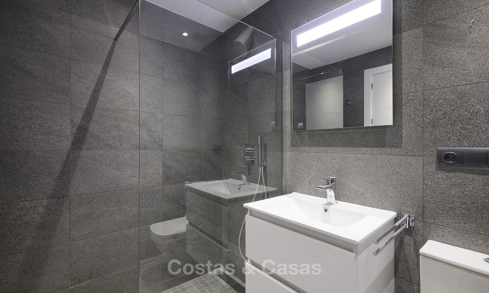 Modern, volledig gerenoveerd appartement in een strandcomplex te koop op de New Golden Mile tussen Marbella en Estepona 12230