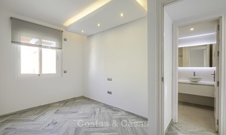 Gerenoveerd huis te koop, in een eerstelijnstrand complex, met zeezicht, op de New Golden Mile tussen Estepona en Marbella 12162 