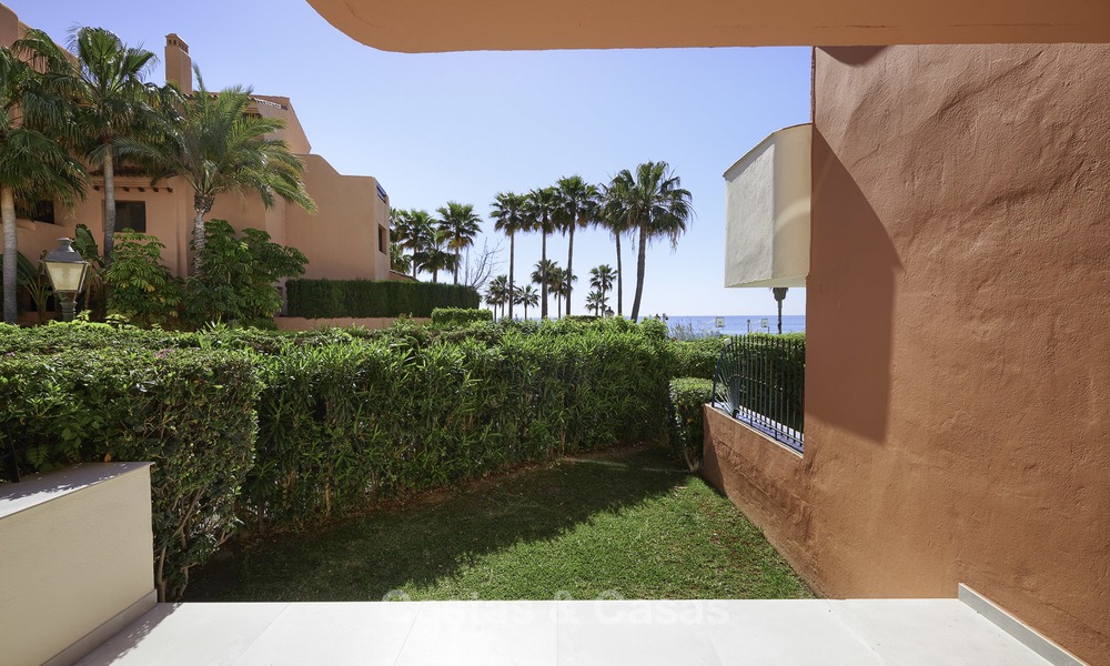 Gerenoveerd huis te koop, in een eerstelijnstrand complex, met zeezicht, op de New Golden Mile tussen Estepona en Marbella 12169