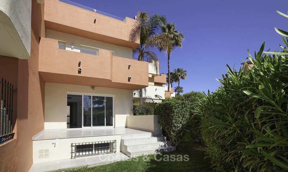 Gerenoveerd huis te koop, in een eerstelijnstrand complex, met zeezicht, op de New Golden Mile tussen Estepona en Marbella 12171