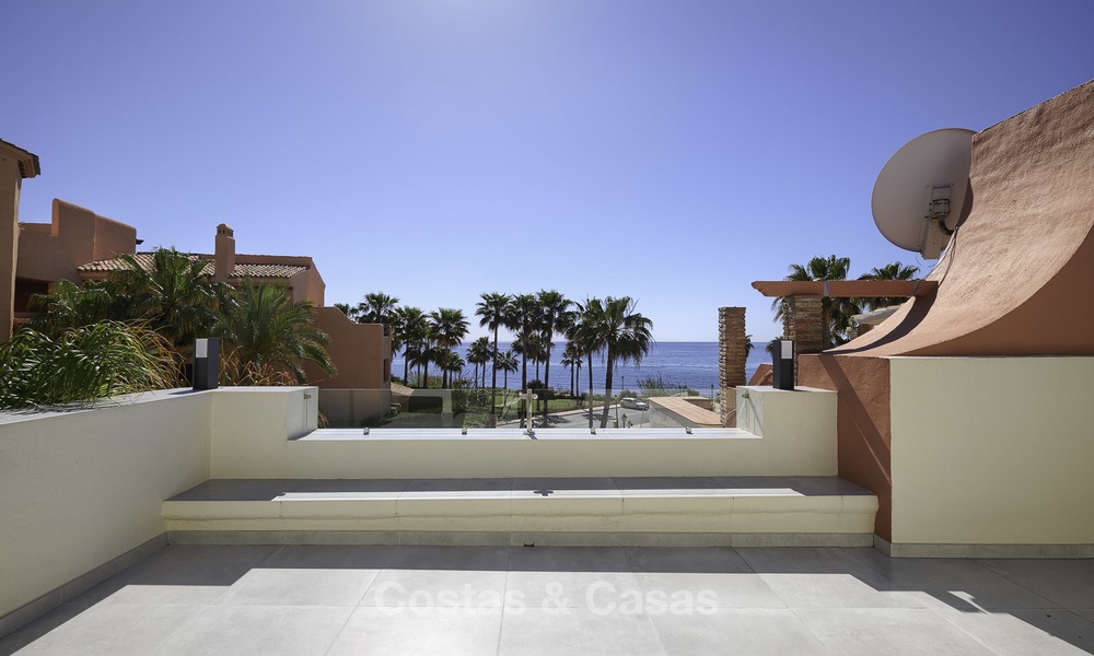 Gerenoveerd huis te koop, in een eerstelijnstrand complex, met zeezicht, op de New Golden Mile tussen Estepona en Marbella 12174
