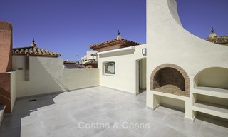 Gerenoveerd huis te koop, in een eerstelijnstrand complex, met zeezicht, op de New Golden Mile tussen Estepona en Marbella 12175 