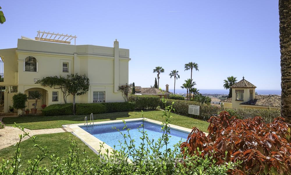 Charmant, volledig gerenoveerd huis te koop met zee- en bergzicht, in een prestigieus golfresort, Benahavis, Marbella 12206