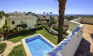Charmant, volledig gerenoveerd huis te koop met zee- en bergzicht, in een prestigieus golfresort, Benahavis, Marbella 12216 