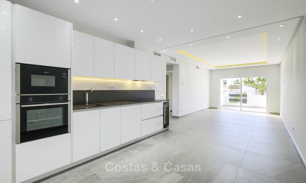 Nieuw ontworpen en volledig gerenoveerd appartement aan het strand te koop, tussen Estepona en Marbella 12478