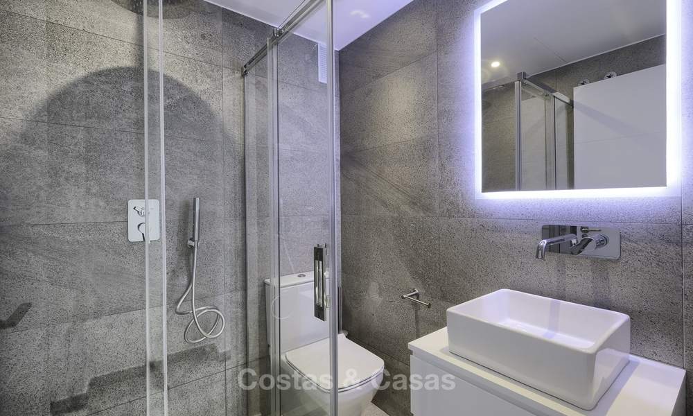 Nieuw ontworpen en volledig gerenoveerd appartement aan het strand te koop, tussen Estepona en Marbella 12480