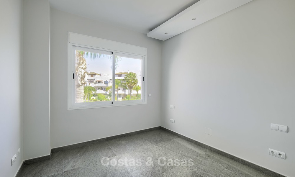 Nieuw ontworpen en volledig gerenoveerd appartement aan het strand te koop, tussen Estepona en Marbella 12481