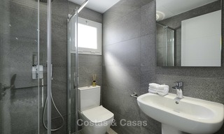 Volledig gerenoveerd penthouse appartement te koop in een populair strandcomplex tussen Marbella en Estepona 12489 