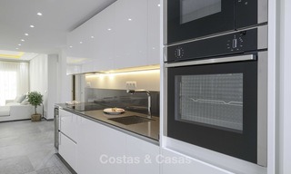 Volledig gerenoveerd penthouse appartement te koop in een populair strandcomplex tussen Marbella en Estepona 12490 