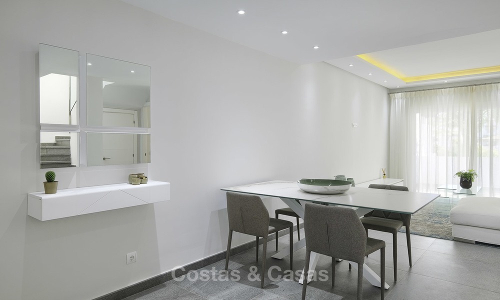 Volledig gerenoveerd penthouse appartement te koop in een populair strandcomplex tussen Marbella en Estepona 12491