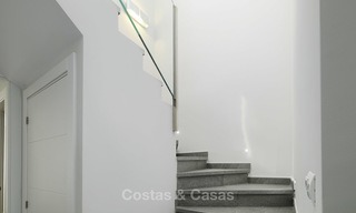 Volledig gerenoveerd penthouse appartement te koop in een populair strandcomplex tussen Marbella en Estepona 12496 
