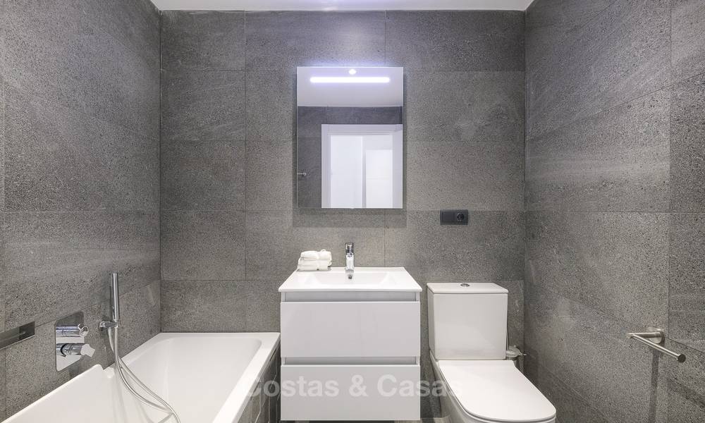 Volledig gerenoveerd penthouse appartement te koop in een populair strandcomplex tussen Marbella en Estepona 12497