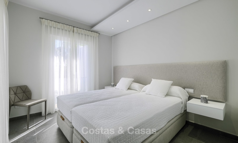 Volledig gerenoveerd penthouse appartement te koop in een populair strandcomplex tussen Marbella en Estepona 12498