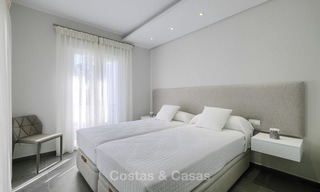 Volledig gerenoveerd penthouse appartement te koop in een populair strandcomplex tussen Marbella en Estepona 12498 