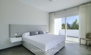 Volledig gerenoveerd penthouse appartement te koop in een populair strandcomplex tussen Marbella en Estepona 12501 