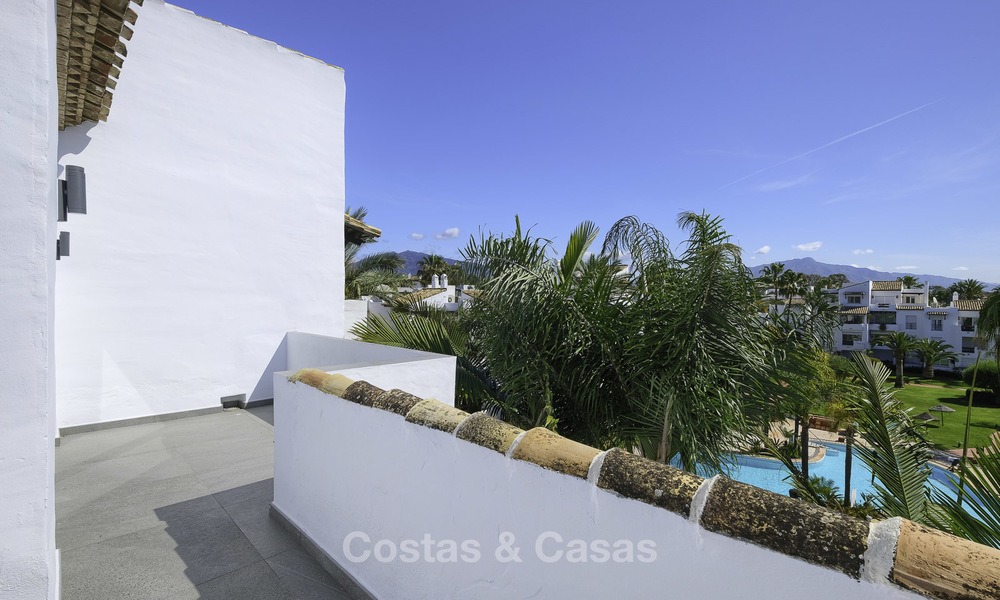 Volledig gerenoveerd penthouse appartement te koop in een populair strandcomplex tussen Marbella en Estepona 12504