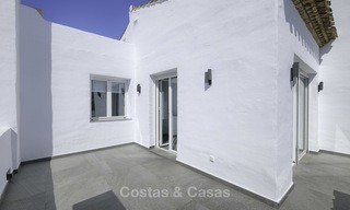 Volledig gerenoveerd penthouse appartement te koop in een populair strandcomplex tussen Marbella en Estepona 12505 