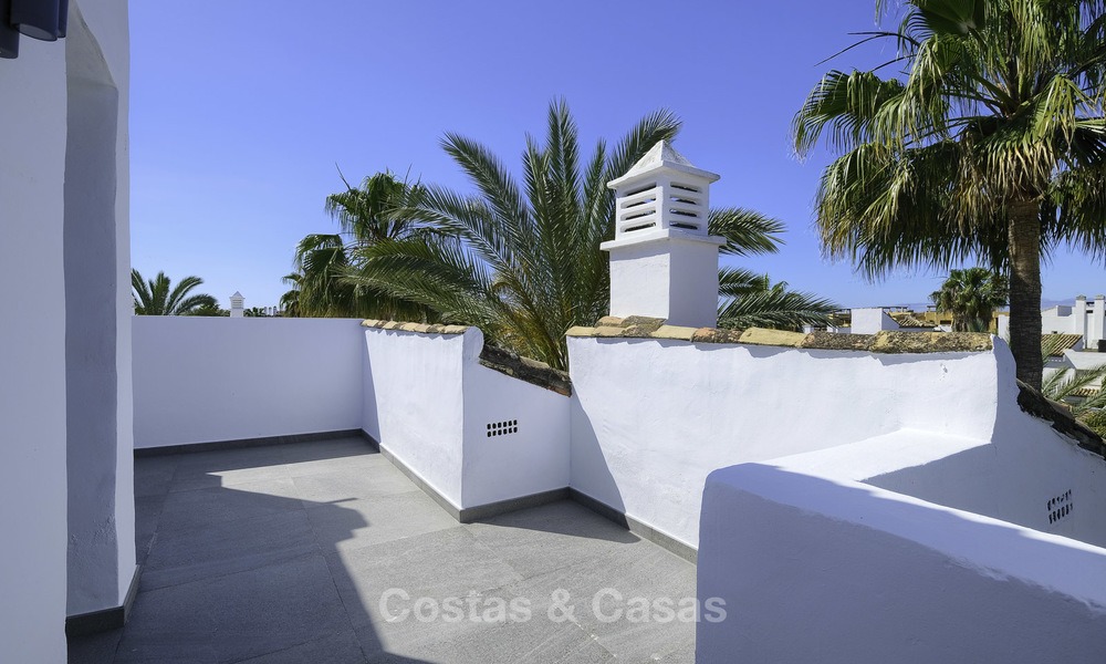 Volledig gerenoveerd penthouse appartement te koop in een populair strandcomplex tussen Marbella en Estepona 12508