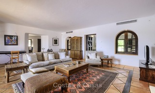Charmante traditionele villa met panoramisch zee- en bergzicht te koop in El Madroñal, Benahavis, Marbella 12588 
