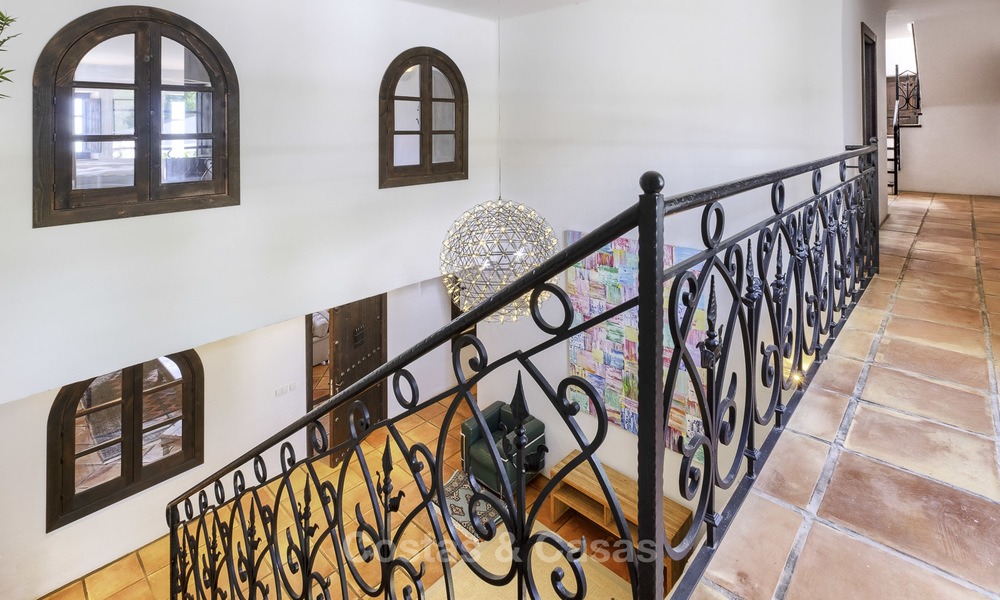 Charmante traditionele villa met panoramisch zee- en bergzicht te koop in El Madroñal, Benahavis, Marbella 12604