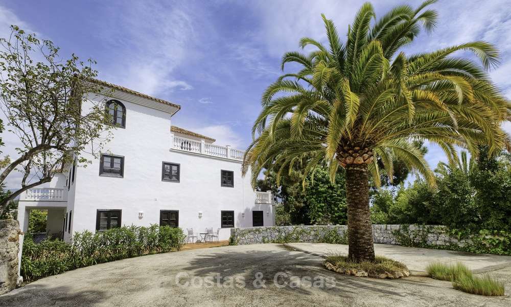 Charmante traditionele villa met panoramisch zee- en bergzicht te koop in El Madroñal, Benahavis, Marbella 12621