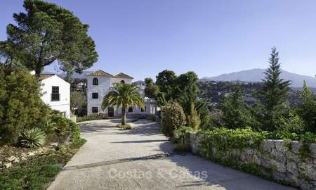 Charmante traditionele villa met panoramisch zee- en bergzicht te koop in El Madroñal, Benahavis, Marbella 12622