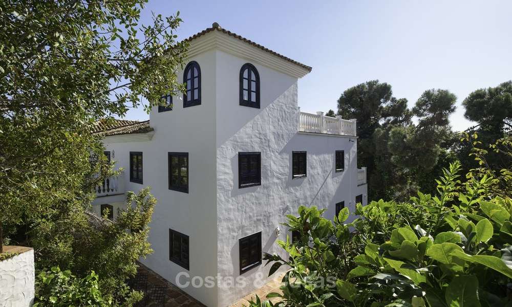 Charmante traditionele villa met panoramisch zee- en bergzicht te koop in El Madroñal, Benahavis, Marbella 12628