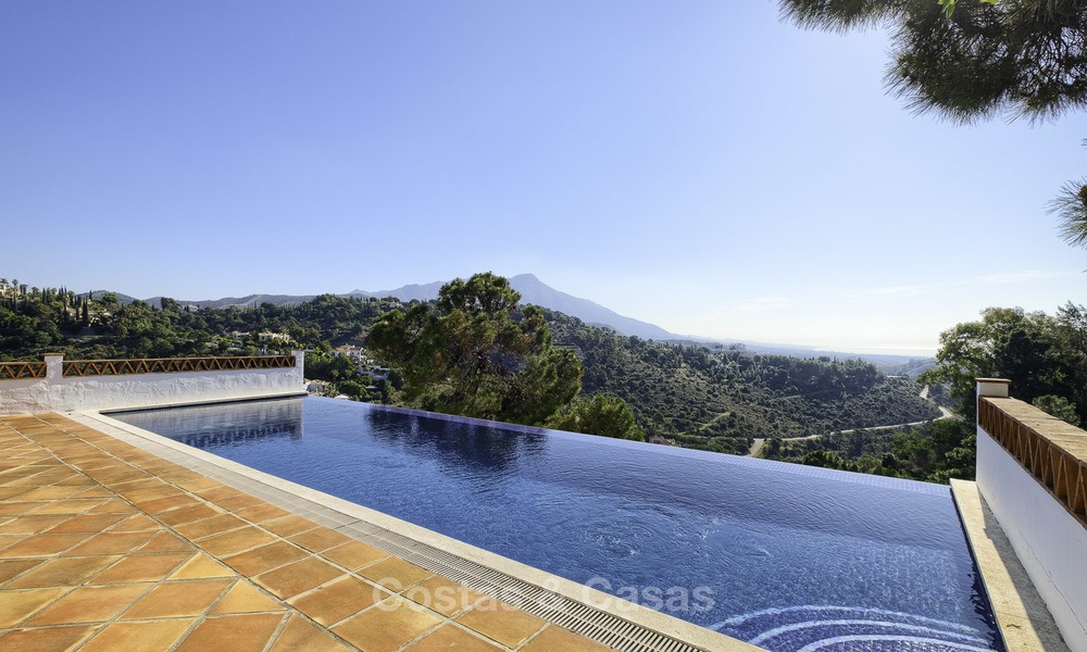 Charmante traditionele villa met panoramisch zee- en bergzicht te koop in El Madroñal, Benahavis, Marbella 12633