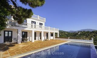 Charmante traditionele villa met panoramisch zee- en bergzicht te koop in El Madroñal, Benahavis, Marbella 12634 