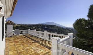 Charmante traditionele villa met panoramisch zee- en bergzicht te koop in El Madroñal, Benahavis, Marbella 12640 