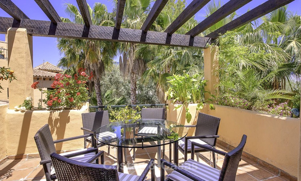 Ruim en gezellig duplex penthouse appartement te koop met 360º panoramisch zicht, tussen Estepona en Marbella 12675