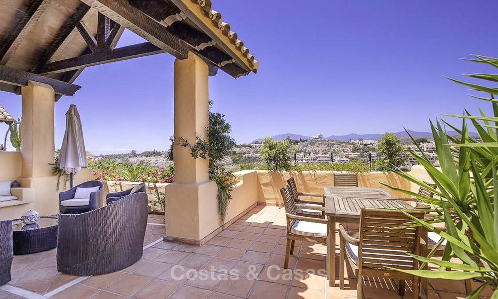 Ruim en gezellig duplex penthouse appartement te koop met 360º panoramisch zicht, tussen Estepona en Marbella 12684