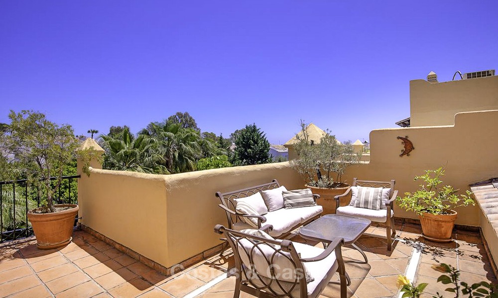 Ruim en gezellig duplex penthouse appartement te koop met 360º panoramisch zicht, tussen Estepona en Marbella 12685
