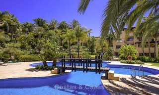 Ruim en gezellig duplex penthouse appartement te koop met 360º panoramisch zicht, tussen Estepona en Marbella 12689 