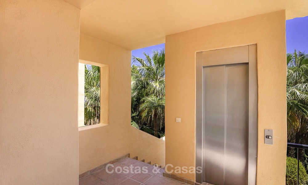 Ruim en gezellig duplex penthouse appartement te koop met 360º panoramisch zicht, tussen Estepona en Marbella 12694