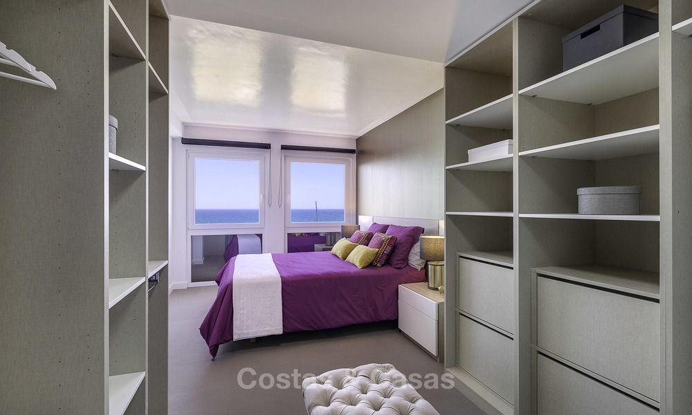 Volledig gerenoveerd modern luxe appartement te koop in de jachthaven van Puerto Banus, met panoramisch zicht over de marina en de zee, Marbella. Bodemprijs! 12734